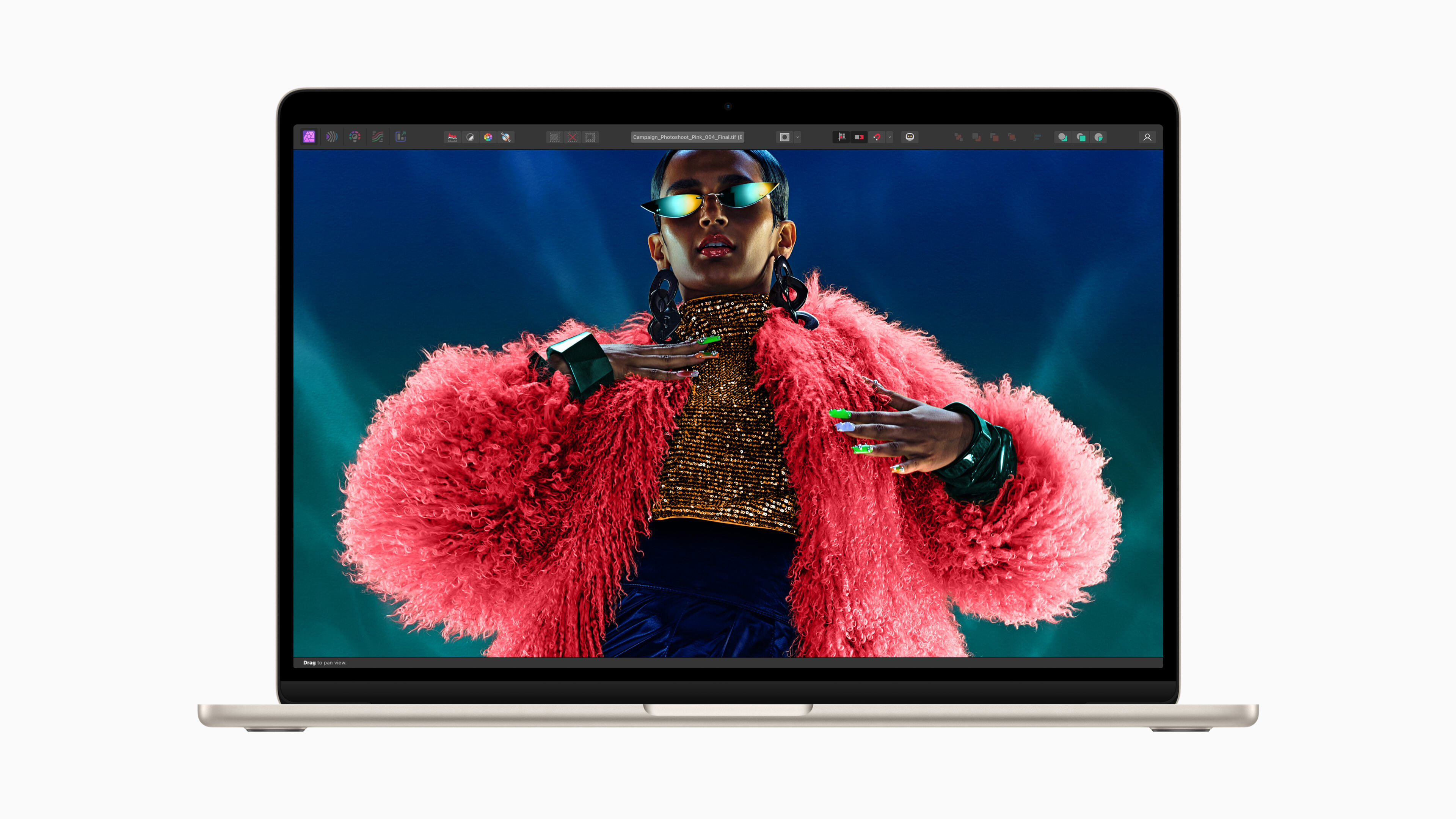 配備 M3 的 MacBook Air 具備絢麗的 Liquid Retina 顯示器，讓照片和影片看起來格外鮮活生動。