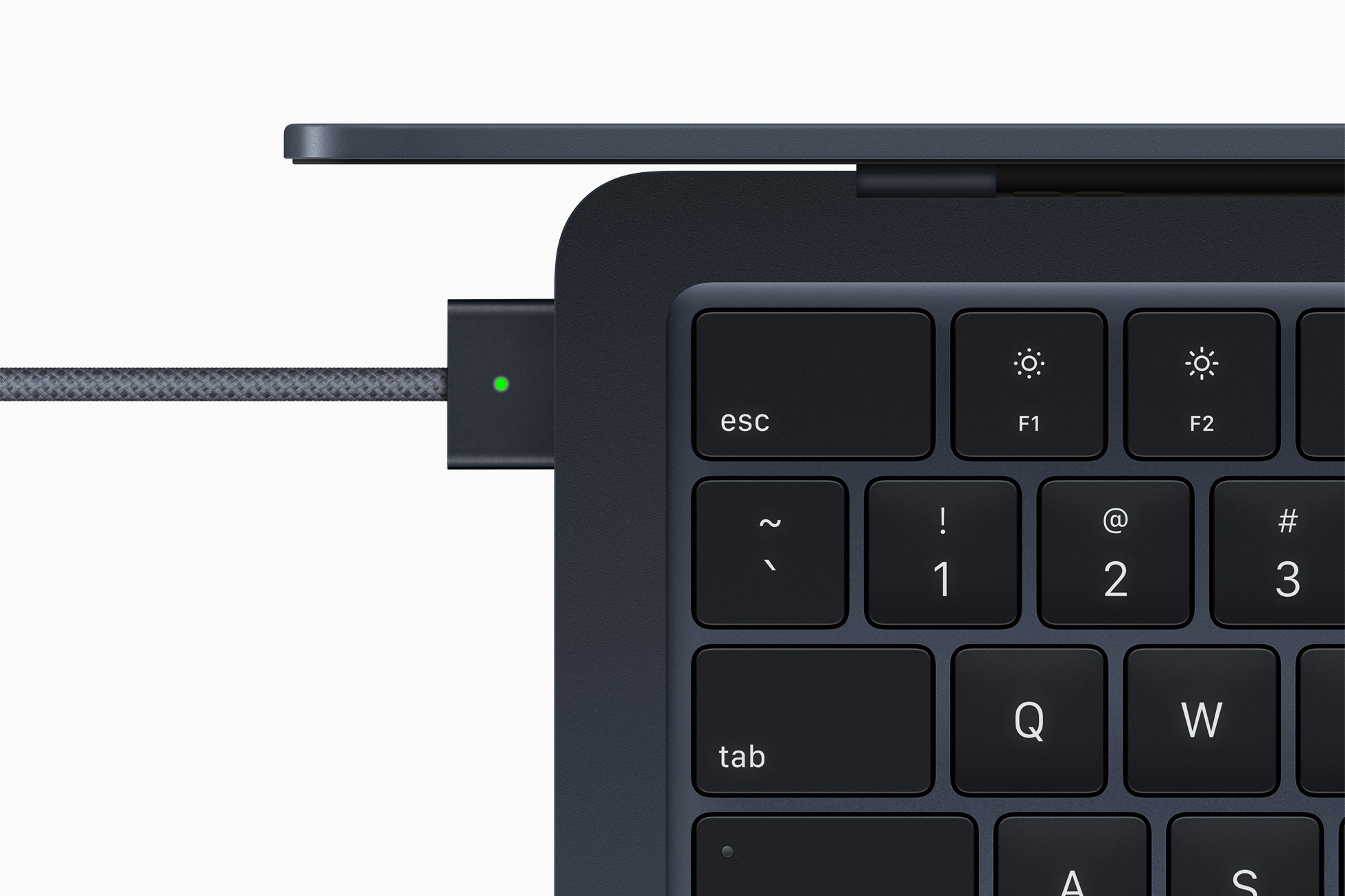 全新 MacBook Air 配備專門用於充電的 MagSafe，讓使用者插電時能安心使用。