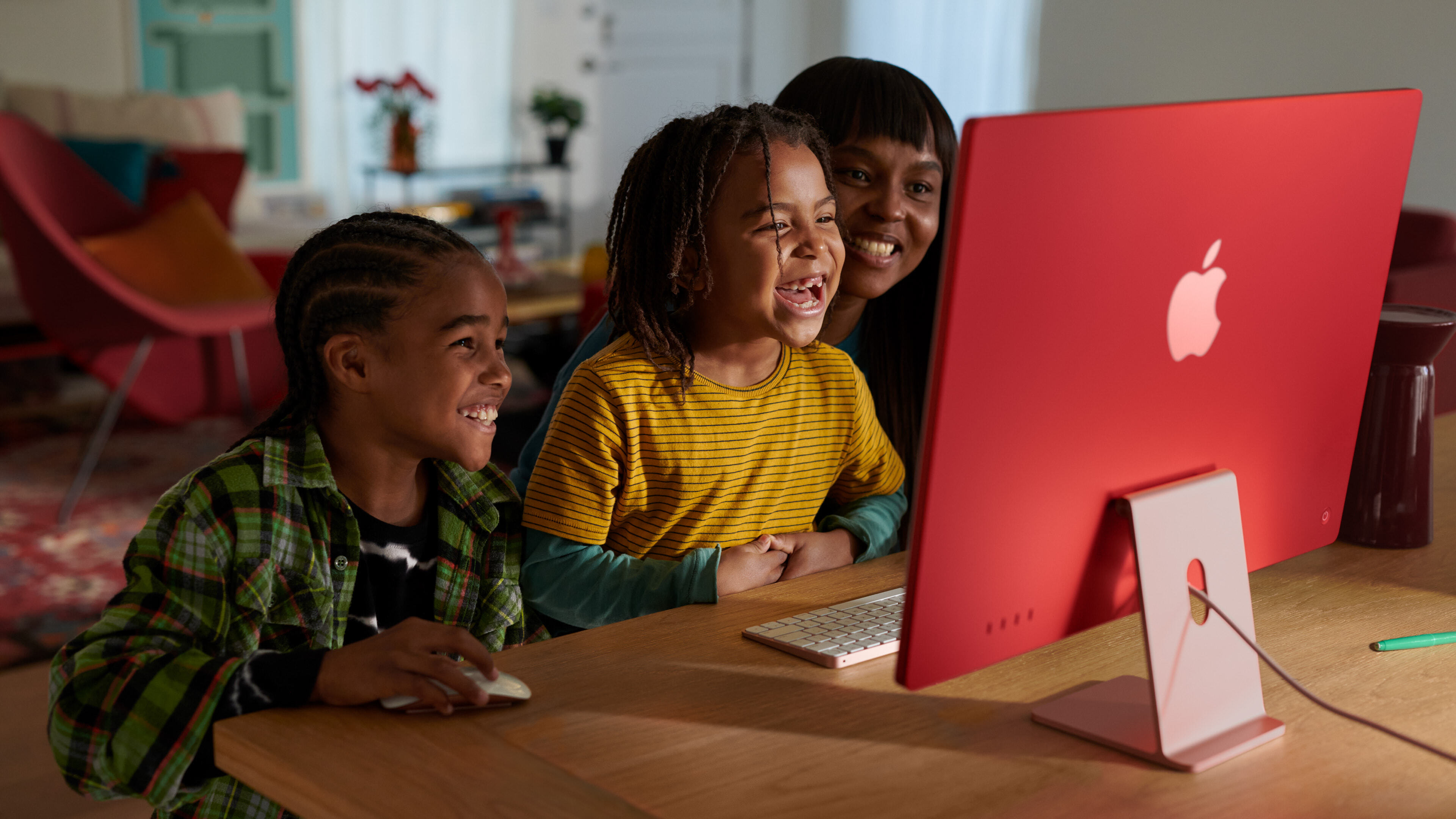 從家庭到小型企業，再到有志的創意工作者，以及學生和遊戲玩家，每個人都能得益於搭載 M3 的全新 iMac 所帶來的更優質效能與功能。