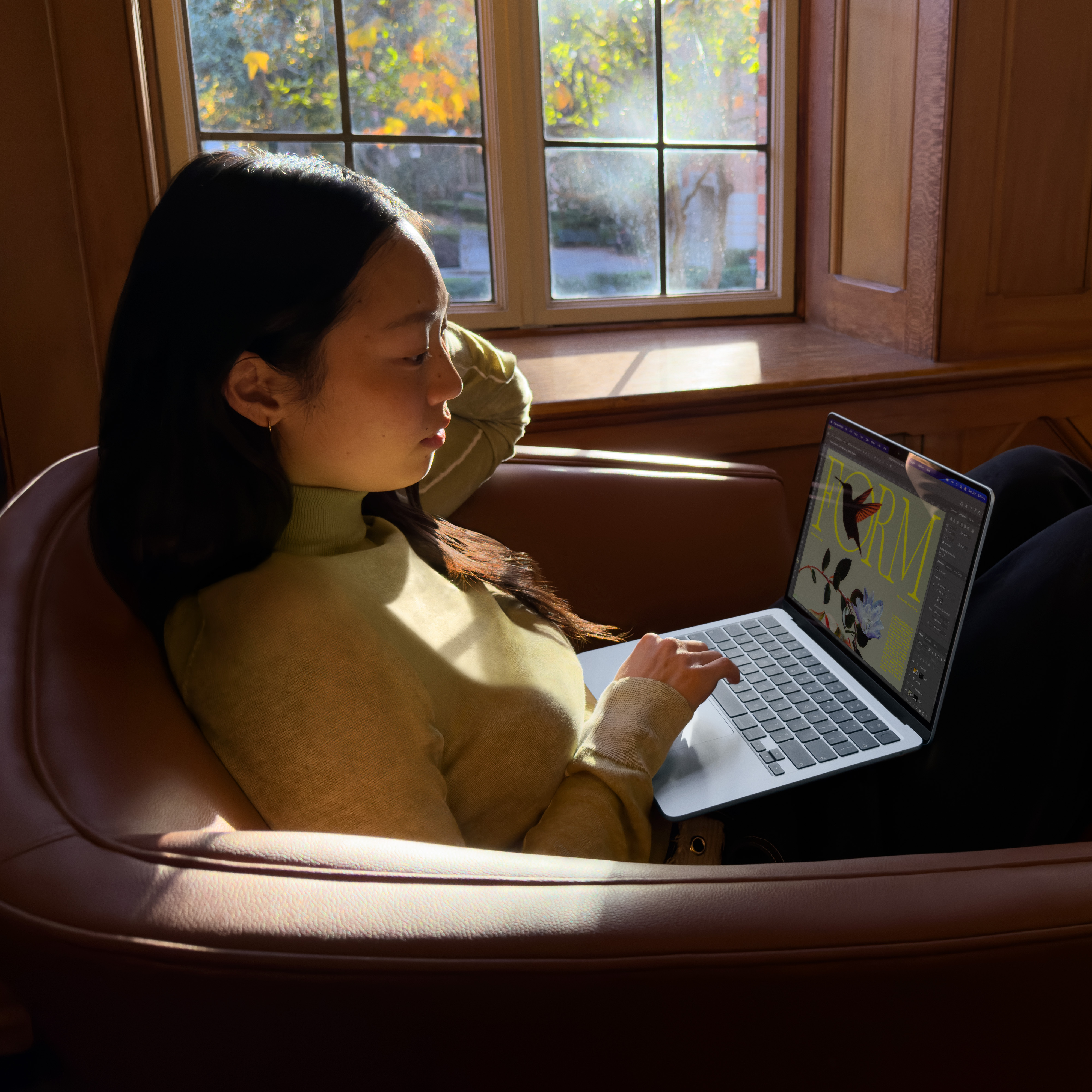 無論接上電源與否，MacBook Air 都能帶來出色的電池續航力，以及令人驚豔的效能表現，讓員工隨時隨地都能順暢工作。